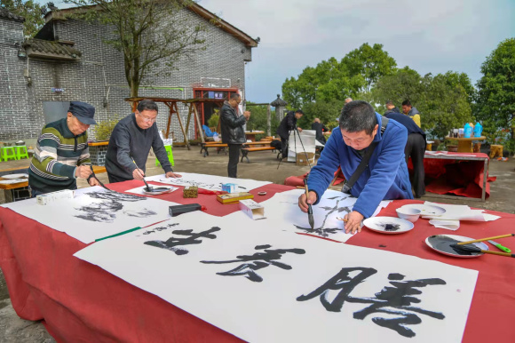 手绘乡村画卷 助力乡村振兴 三峡文艺创作者为基层老百姓送"精神产品"